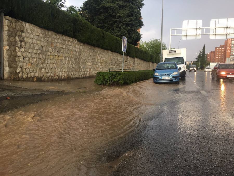 El cuerpo de Bomberos y el servicio de emergencia reciben decenas de llamadas por inundaciones de locales, garajes, bajos y sótanos. También ha provocado la interrupción del servicio en las paradas de Fernando de Los Ríos y Armilla