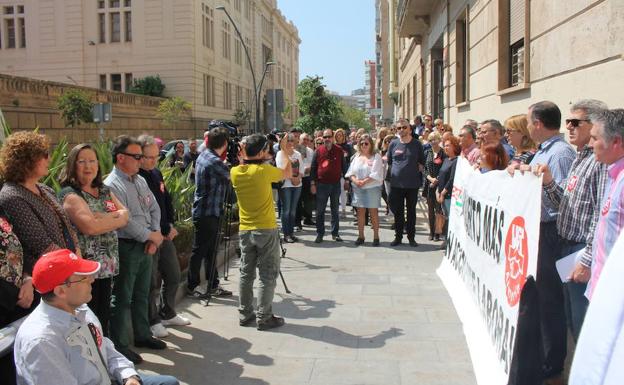 Concentración celebrada esta mañana en el edificio sindical de Almería. 