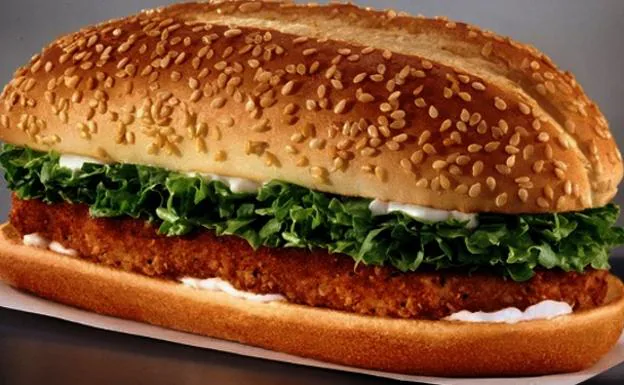 ¿Qué hay realmente tras el McPollo de 'McDonald's' y el Long Chicken de 'Burger King'?