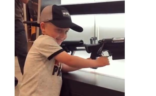 La asombrosa habilidad de un niño de 4 años con un rifle revoluciona la Red