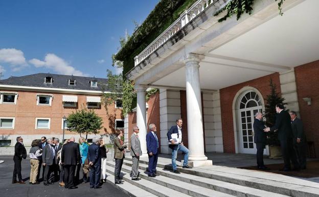 Mariano Rajoy recibe a representantes de asociaciones de víctimas del terrorismo a su llegada a la reunión mantenida esta tarde en el Palacio de la Moncloa. 