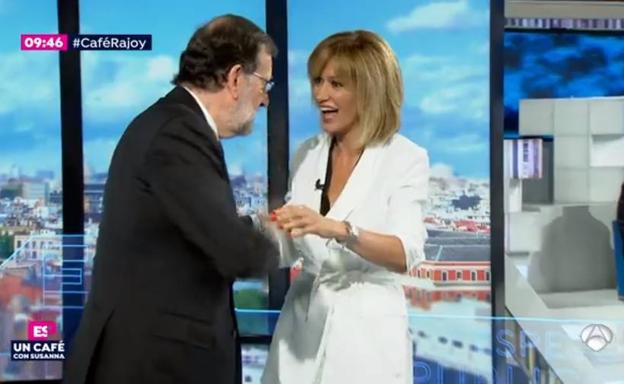 Pillan a Rajoy con un micro abierto en directo haciéndole un comentario Susanna Griso