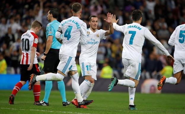 Sergio Ramos, Lucas Vázquez y Cristiano Ronaldo celebran un gol. 