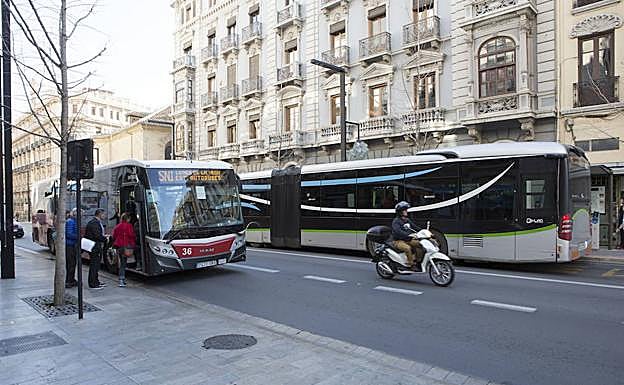 La LAC y un bus de los rojos se cruzan en la Gran Vía.