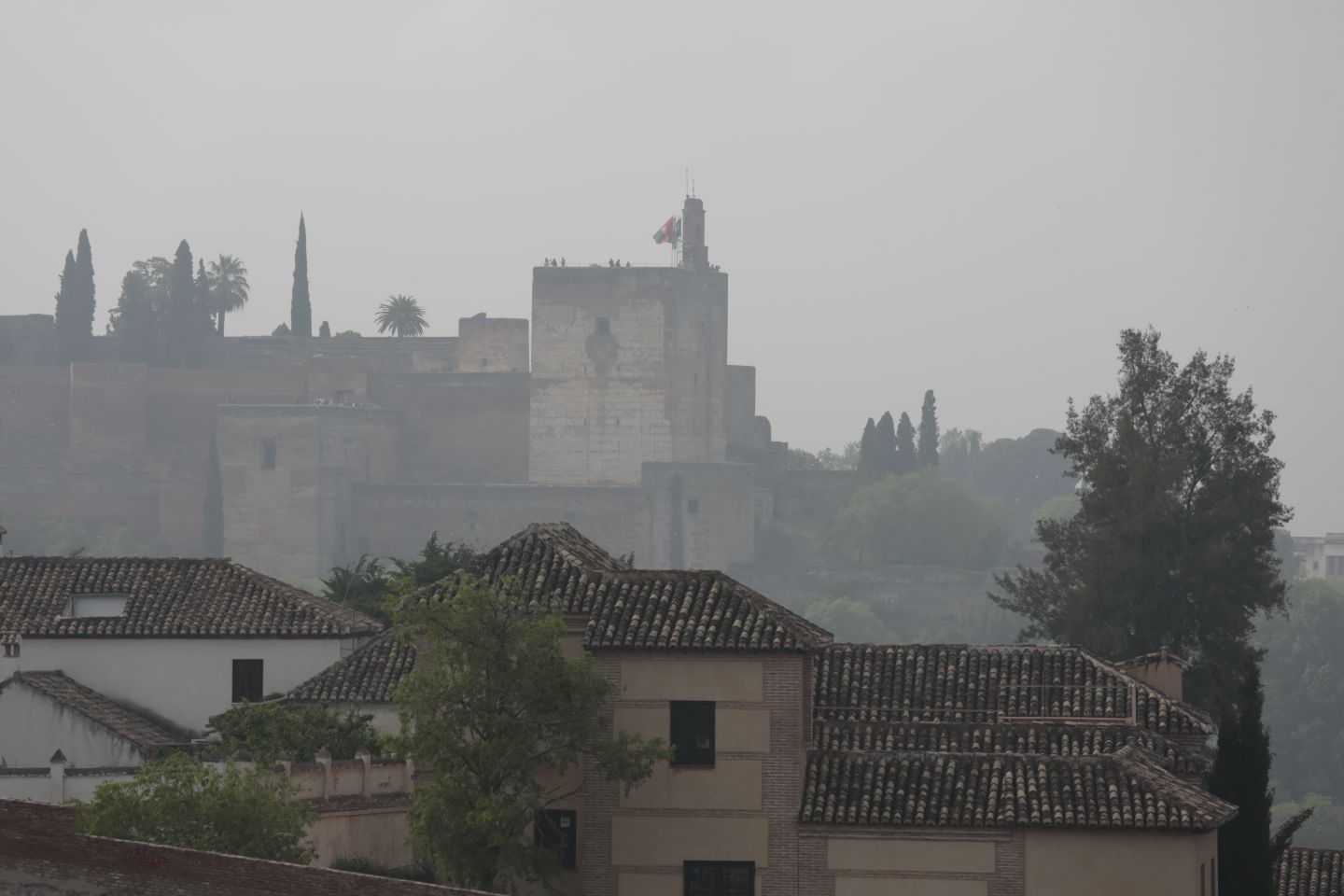 Tras las tormentas de los últimos días, es ahora la niebla la que ocupa el cielo sobre la capital