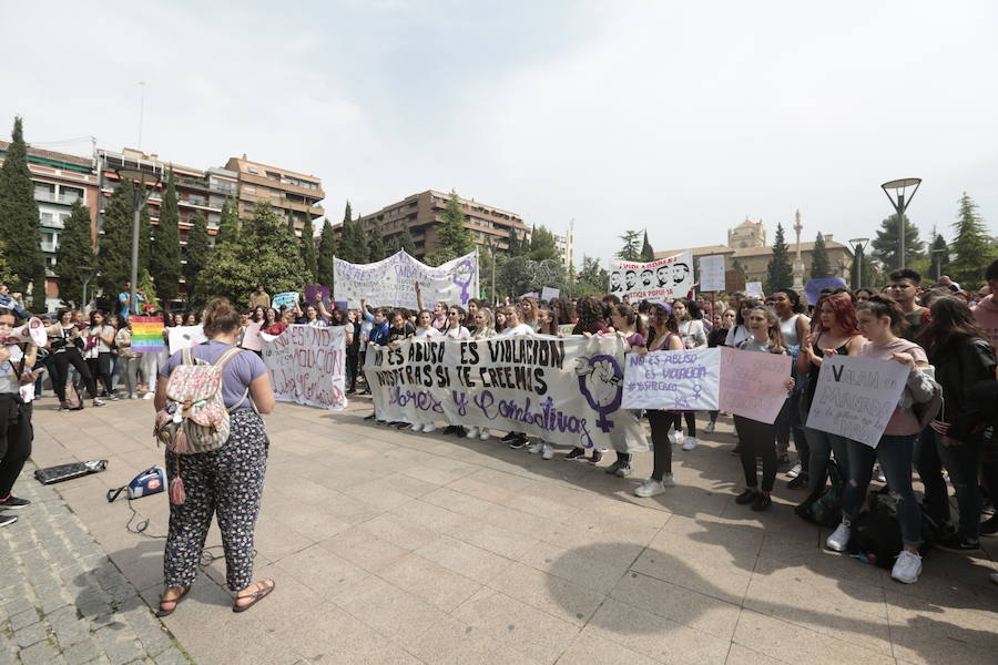 Unas 400 personas se han concentrado en la plaza del Trinfo en Granada y un centenar frente a los juzgados de Motril 