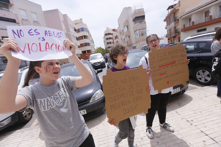 Unas 400 personas se han concentrado en la plaza del Trinfo en Granada y un centenar frente a los juzgados de Motril 