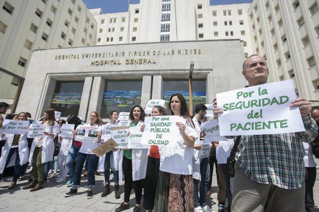 Protesta de médicos residentes ayer a las puertas del hospital Virgen de las Nieves de la capital granadina. 