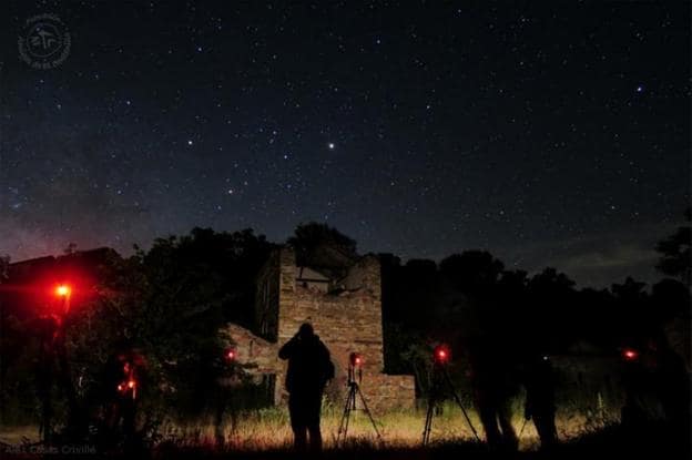 Miembros de la asociación observando las estrellas en El Centenillo. 