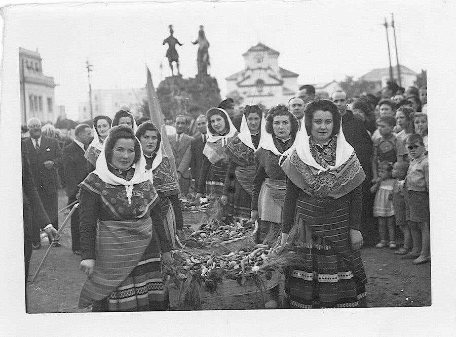 Chicas de la Sección Femenina bailaban en el atrio de la ermita y precedían a las imágenes de San Isidro y Santa María de la Cabeza llevando las ofrendas