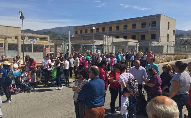 Movilización de este domingo a las puertas del pabellón militar de Los Álamos. 