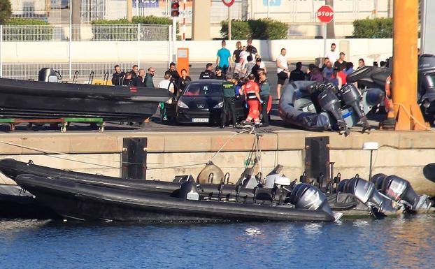 La lancha neumática semirrígida que arrolló a la barca donde iba el pequeño, ayer en el muelle del puerto de Algeciras. ::