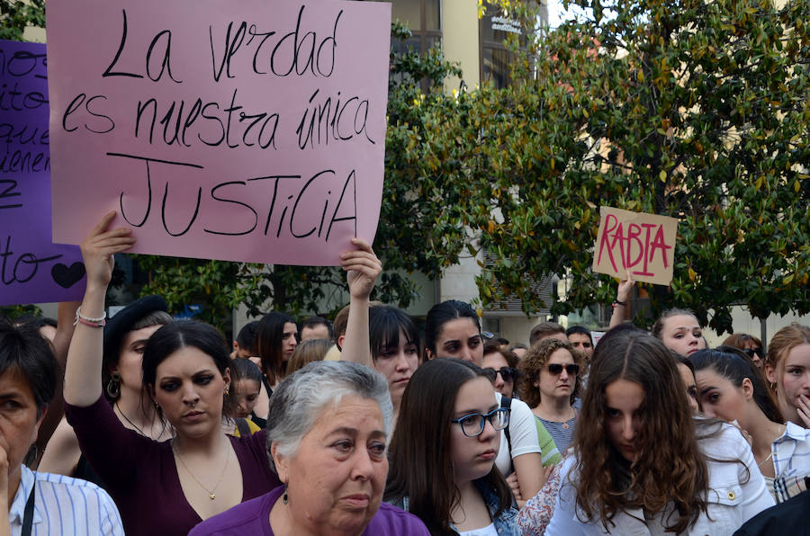 Familiares, amigos y compañeros de facultad de la joven asesinada se han concentrado en la plaza del Carmen en un emotivo acto. 