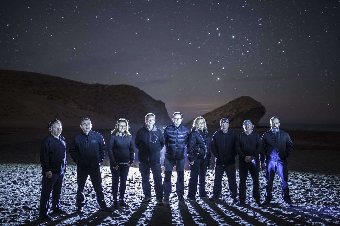 El grupo Indalo Foto y el fotógrafo Pedro J. Alcaraz realizan una 'pintura de luz' en la arena de la playa de Mónsul en recuerdo de Gabriel Cruz