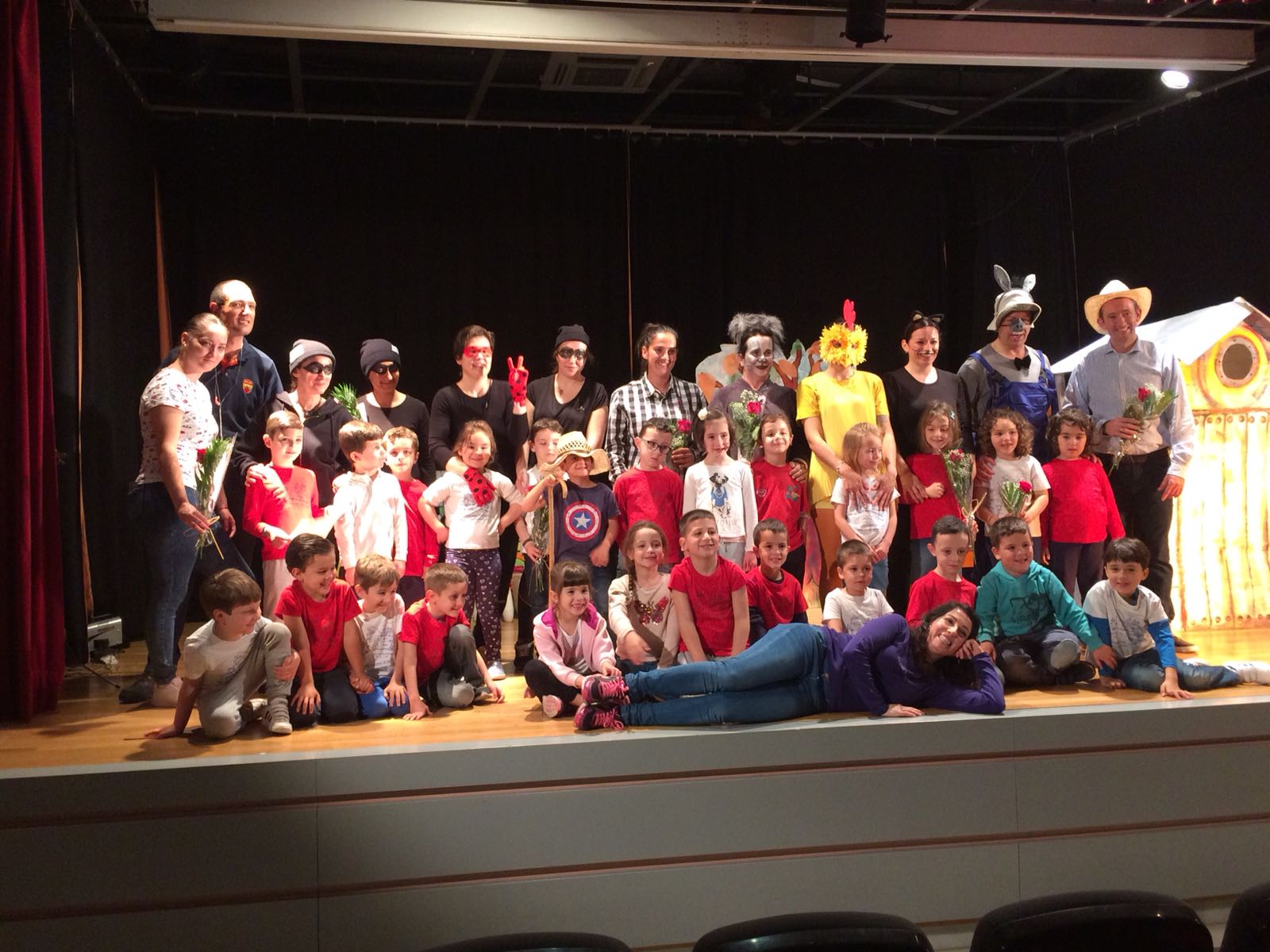 Padres y pequeños en el escenario tras finalizar el musical. 