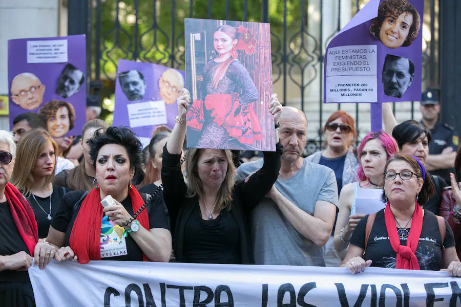 «No olvidamos ni perdonamos» o «No estamos solas, faltan las asesinadas», son algunos de los lemas que se han podido ver en la concentración a la que también han asistido los padres de la joven fallecida a manos de su pareja