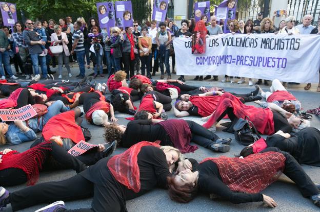 Un grupo de mujeres simula su muerte durante un momento de la movilización.