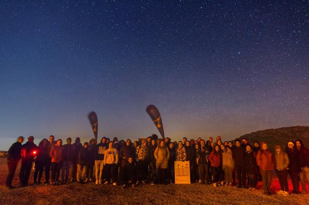 Participantes en la observación astronómica en el alto de La Pandera, reserva starlight. 