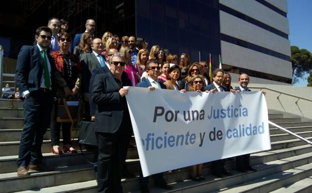 Una treintena de jueces y fiscales de Granada secundan una nueva concentración para exigir mejoras en la justicia