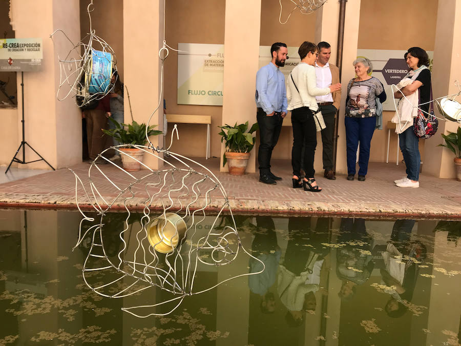 Una exposición muestra piezas de diferentes artistas con materiales reciclados