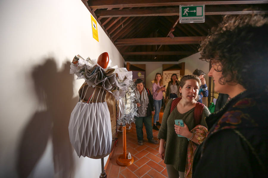 Una exposición muestra piezas de diferentes artistas con materiales reciclados