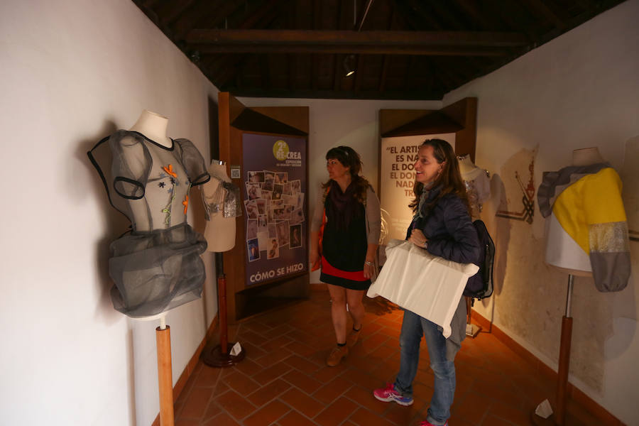 Una exposición muestra piezas de diferentes artistas con materiales reciclados