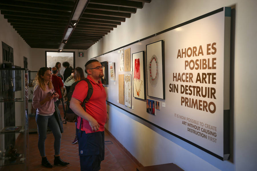 Una exposición muestra piezas de diferentes artistas con materiales reciclados