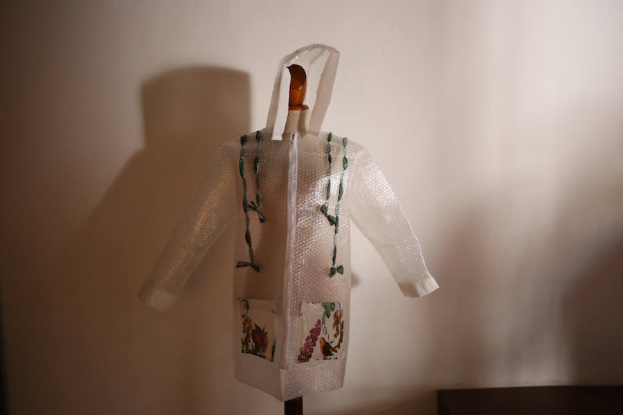 Una exposición muestra piezas de diferentes artistas con materiales reciclados