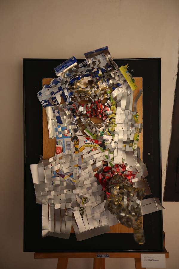 Una exposición muestra piezas de diferentes artistas con materiales reciclados