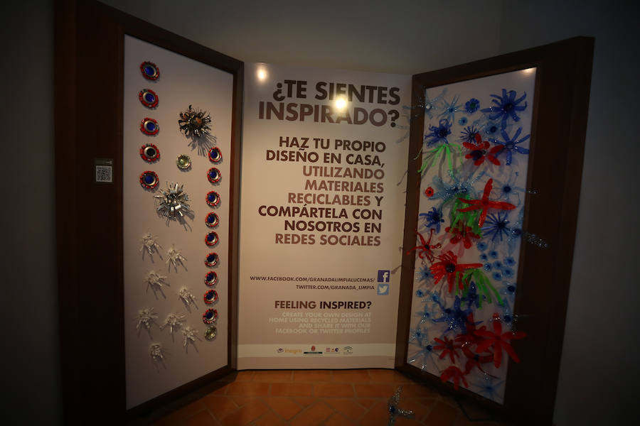 Una exposición muestra piezas de diferentes artistas con materiales reciclados