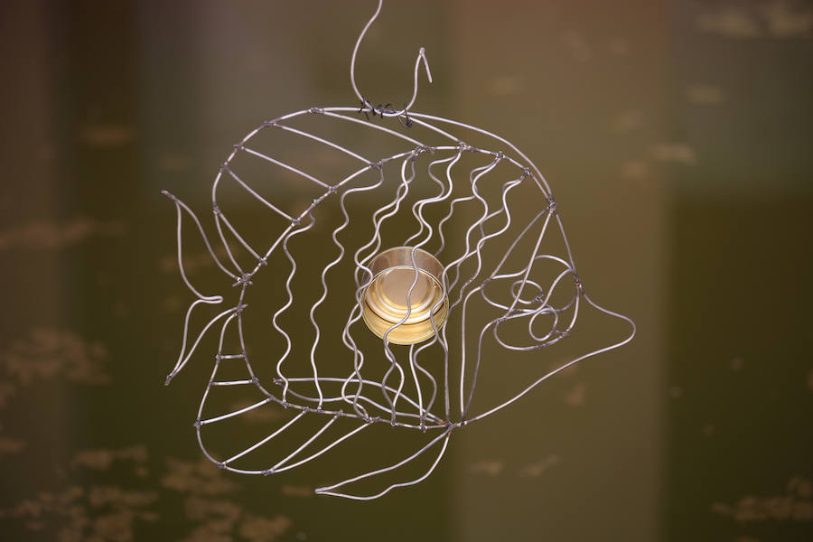 Una exposición muestra piezas de diferentes artistas con materiales reciclados