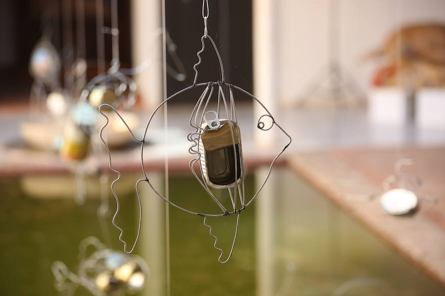 Una exposición muestra piezas de diferentes artistas con materiales reciclados