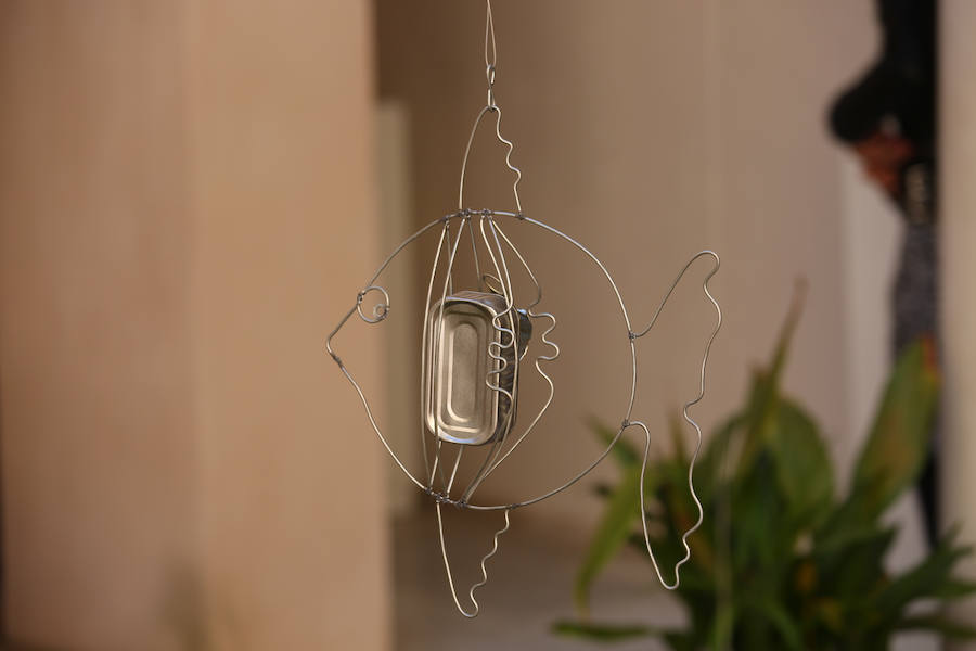 Una exposición muestra piezas de diferentes artistas con materiales reciclados