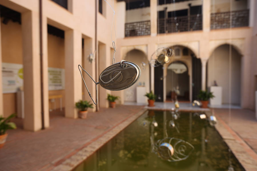 Una exposición muestra piezas de diferentes artistas con materiales reciclados