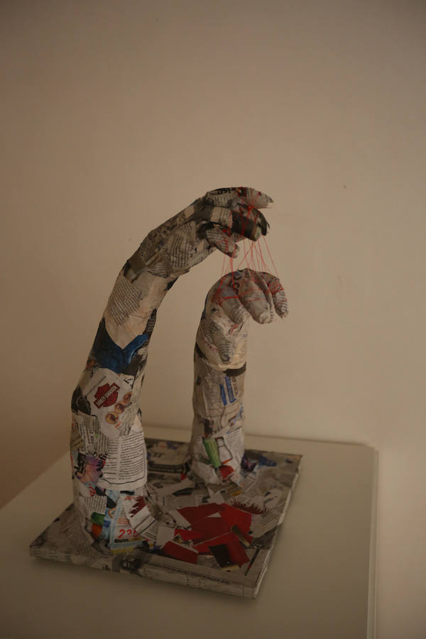 Una exposición muestra piezas de diferentes artistas con materiales reciclados