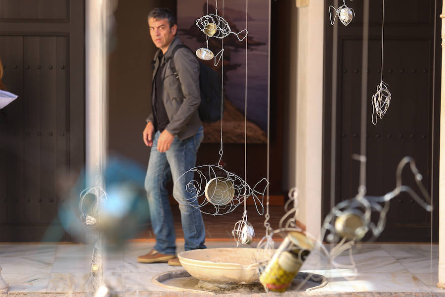 Una exposición muestra piezas de diferentes artistas con materiales reciclados