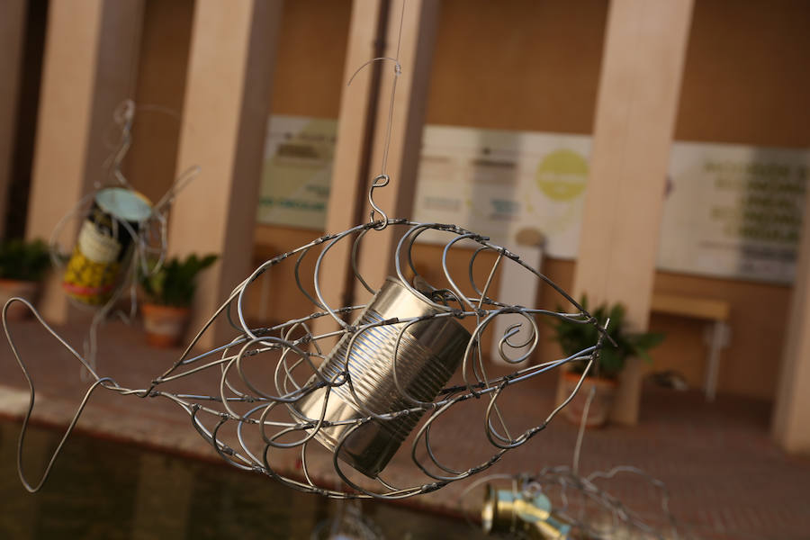 Una exposición muestra piezas de diferentes artistas con materiales reciclados