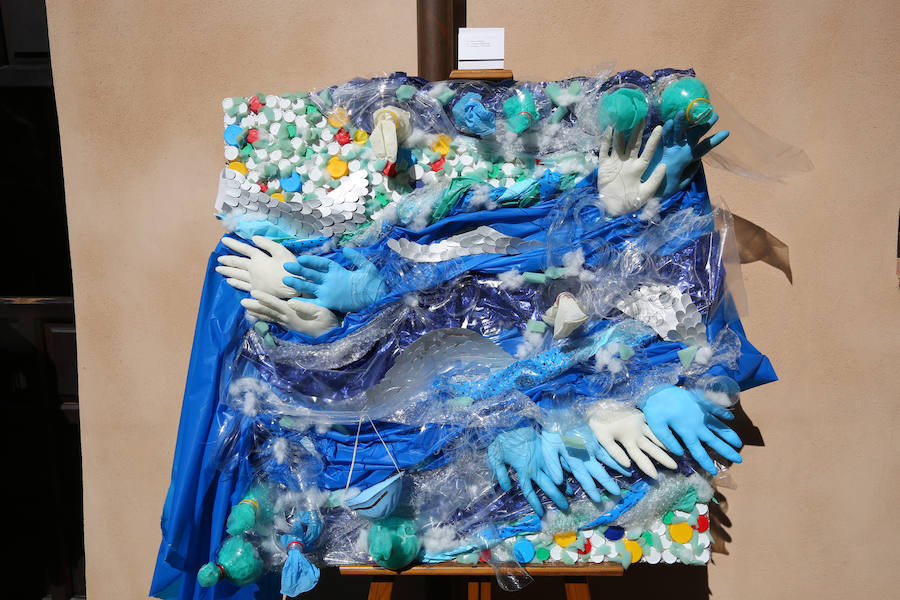 Una exposición muestra piezas de diferentes artistas con materiales reciclados