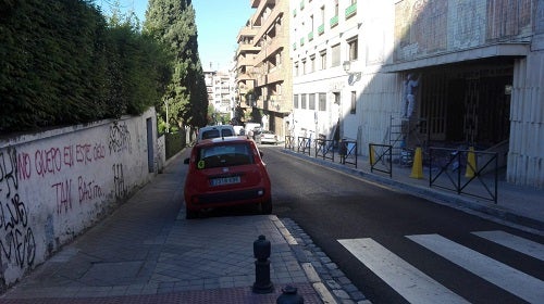 «Combate al maachote», «Mi cuerpo no se toca», son las frases que se pueden leer en las paredes de la cripta de Fray Leopoldo en las calles Divina Pastora esquina con Ancha de Capuchinos. Los pintores están adecentanda la fachada principal pero la otra pared está en un estado lamentable