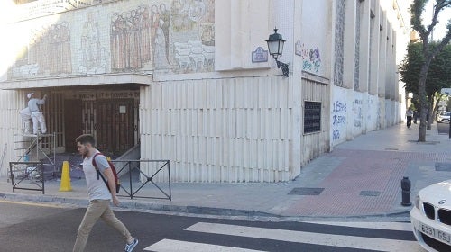 «Combate al maachote», «Mi cuerpo no se toca», son las frases que se pueden leer en las paredes de la cripta de Fray Leopoldo en las calles Divina Pastora esquina con Ancha de Capuchinos. Los pintores están adecentanda la fachada principal pero la otra pared está en un estado lamentable