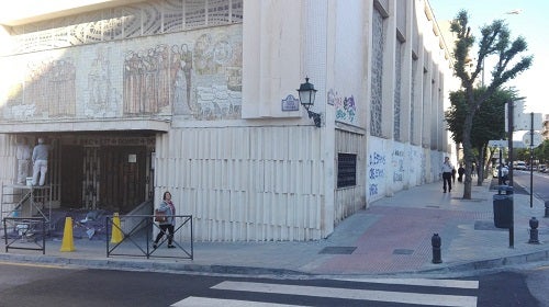 «Combate al maachote», «Mi cuerpo no se toca», son las frases que se pueden leer en las paredes de la cripta de Fray Leopoldo en las calles Divina Pastora esquina con Ancha de Capuchinos. Los pintores están adecentanda la fachada principal pero la otra pared está en un estado lamentable