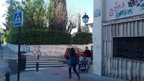 «Combate al maachote», «Mi cuerpo no se toca», son las frases que se pueden leer en las paredes de la cripta de Fray Leopoldo en las calles Divina Pastora esquina con Ancha de Capuchinos. Los pintores están adecentanda la fachada principal pero la otra pared está en un estado lamentable