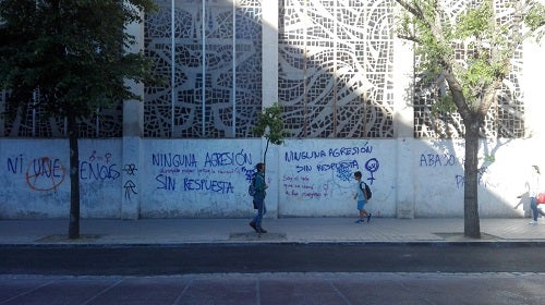 «Combate al maachote», «Mi cuerpo no se toca», son las frases que se pueden leer en las paredes de la cripta de Fray Leopoldo en las calles Divina Pastora esquina con Ancha de Capuchinos. Los pintores están adecentanda la fachada principal pero la otra pared está en un estado lamentable