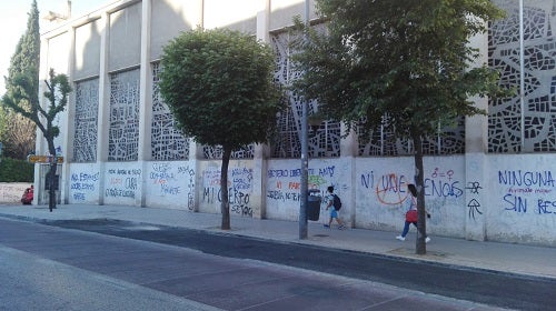 «Combate al maachote», «Mi cuerpo no se toca», son las frases que se pueden leer en las paredes de la cripta de Fray Leopoldo en las calles Divina Pastora esquina con Ancha de Capuchinos. Los pintores están adecentanda la fachada principal pero la otra pared está en un estado lamentable