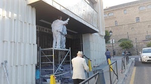 «Combate al maachote», «Mi cuerpo no se toca», son las frases que se pueden leer en las paredes de la cripta de Fray Leopoldo en las calles Divina Pastora esquina con Ancha de Capuchinos. Los pintores están adecentanda la fachada principal pero la otra pared está en un estado lamentable