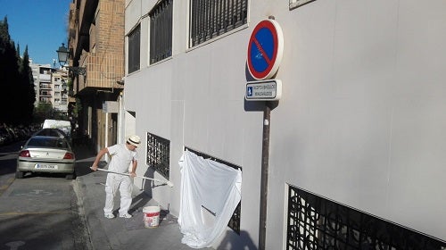 «Combate al maachote», «Mi cuerpo no se toca», son las frases que se pueden leer en las paredes de la cripta de Fray Leopoldo en las calles Divina Pastora esquina con Ancha de Capuchinos. Los pintores están adecentanda la fachada principal pero la otra pared está en un estado lamentable