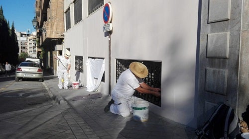 «Combate al maachote», «Mi cuerpo no se toca», son las frases que se pueden leer en las paredes de la cripta de Fray Leopoldo en las calles Divina Pastora esquina con Ancha de Capuchinos. Los pintores están adecentanda la fachada principal pero la otra pared está en un estado lamentable