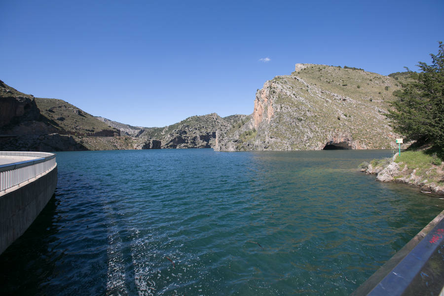 El pantano de Cubillas está al 100 % de su capacidad y el de Canales llegará a esa cifra en unos días. El de Quéntar ronda el 94%. 