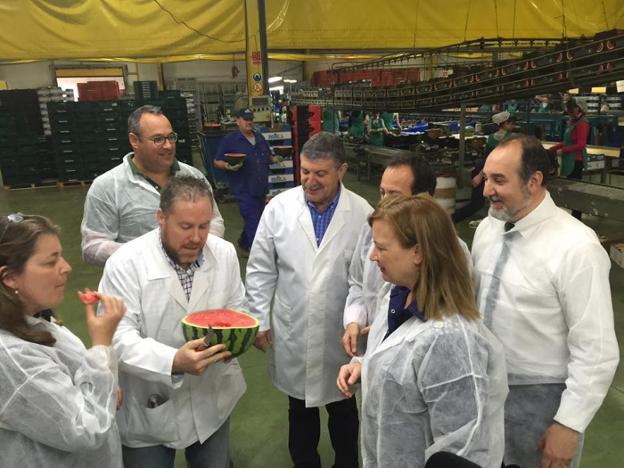 El delegado de Agricultura y miembros de la Delegación, con el presidente y gerente de Indasol.