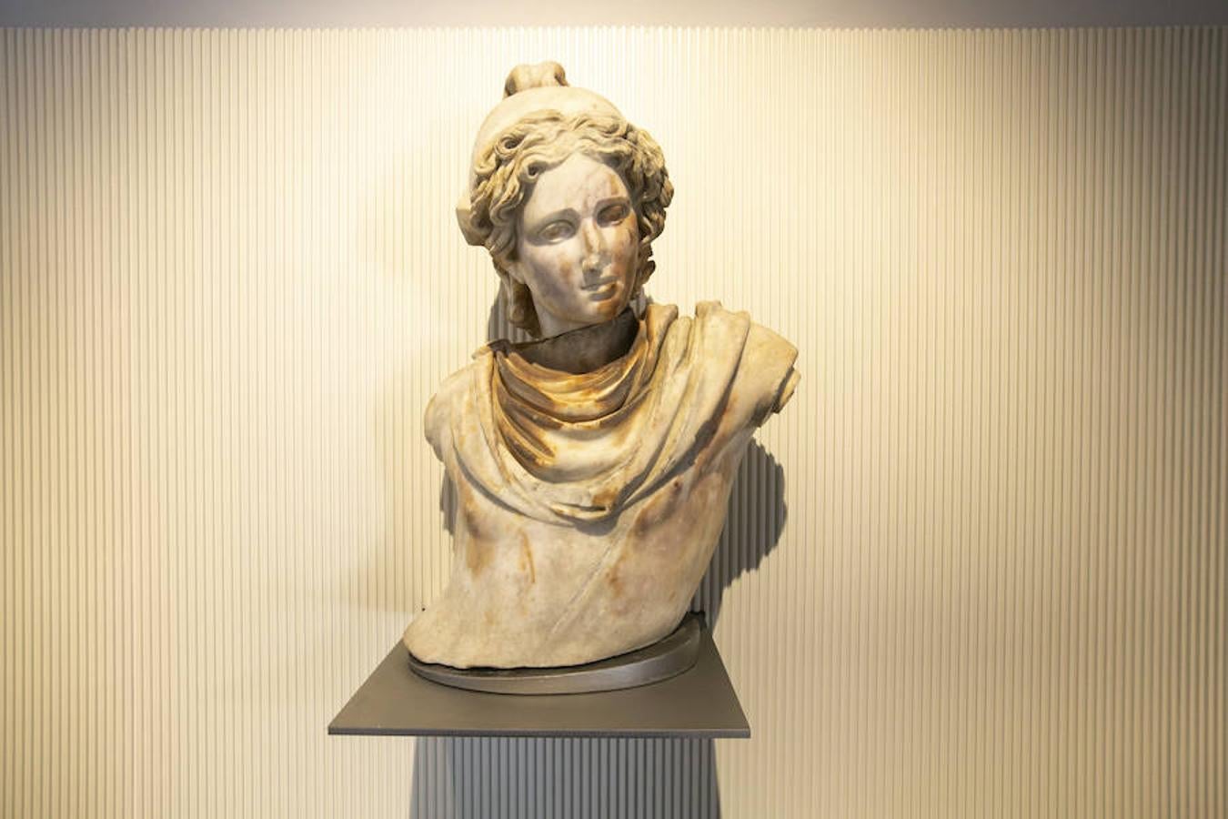 Busto de Ganimedes. Mármol, esculpido. Altura, 62 cm. Edad Antigüa, cultura romana, siglos II a.C.- III d.C.